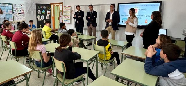 Alumnos del Colegio Antonio Molina asisten a un taller para aprender sobre los valores solidarios de la cooperación internacional