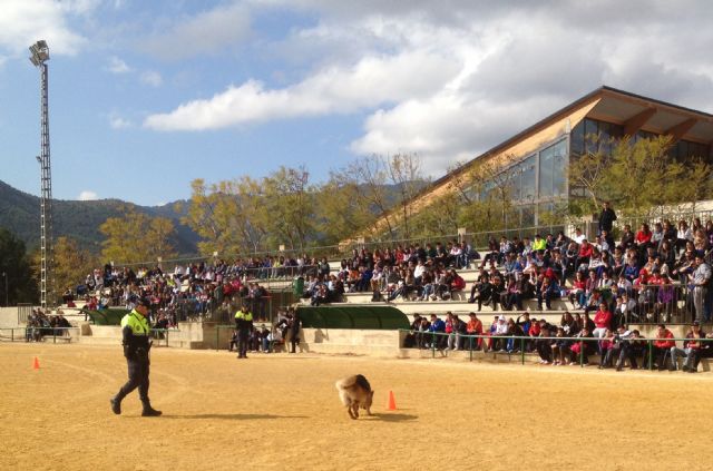 Exhibicion de la Unidad Caninca de la Policia Local a los alumnos de secundaria