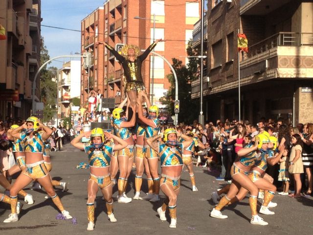 El desfile de carrozas y comparsas pone el broche final a las Fiestas de Primavera de Blanca
