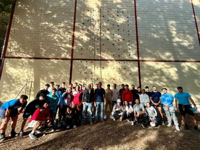 El Ayuntamiento de Blanca instala en el Polideportivo Municipal un rocódromo para promover la actividad física y el turismo