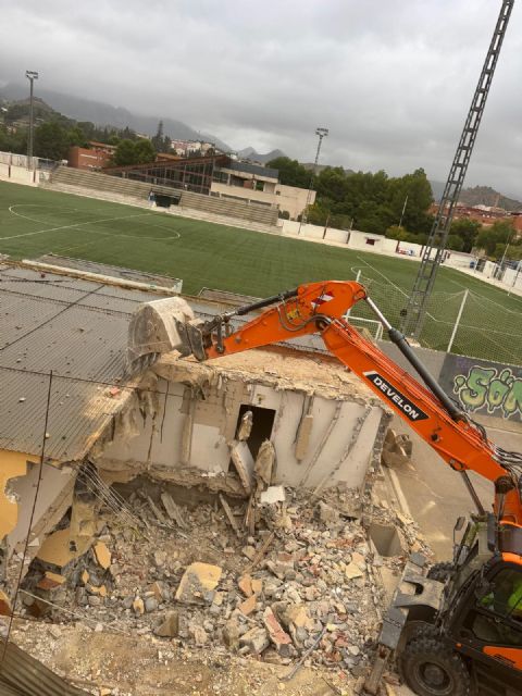 El Ayuntamiento de Blanca inicia el derribo de los vestuarios del campo de fútbol del Polideportivo Municipal