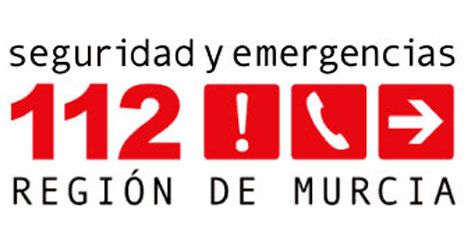 Servicios de emergencia rescatan y trasladan al hospital a una persona herida en el incendio de una vivienda en Blanca