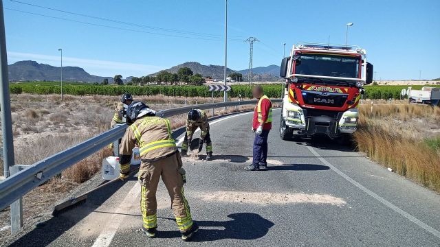 Neutralizan un derrame de ácido provocado por la caída de garrafas del camión que las transportaba en la Estación de Blanca