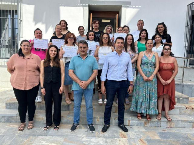 Los 15 alumnos del curso de 'Limpieza de superficies y mobiliario en edificios y locales' obtienen el certificado de profesionalidad