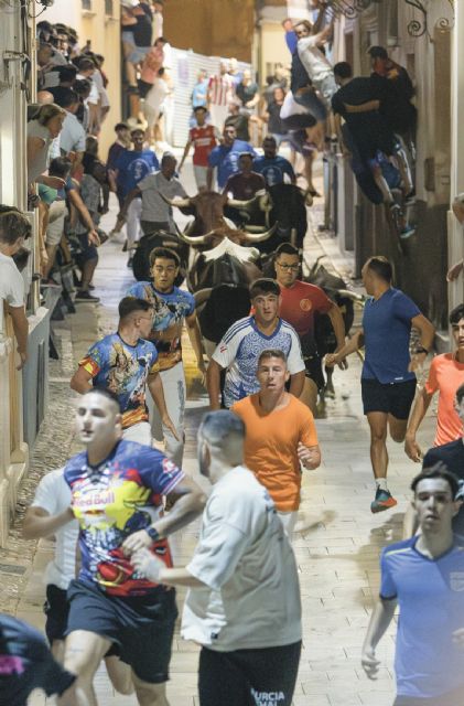 El primer encierro nocturno de la historia de Blanca deja vertiginosas carreras por las calles del casco antiguo de Blanca