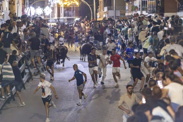 El primer encierro nocturno por Gran Vía de la historia de Blanca concluye sin incidentes y se convierte en el más multitudinario de las Fiestas Patronales de Blanca 2026
