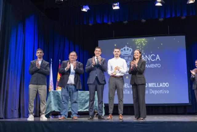 El Ayuntamiento de Blanca entrega a Miguel Ángel Cano Mellado la Medalla al Mérito Deportivo