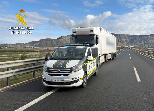 La Guardia Civil investiga a una camionera por sextuplicar la tasa máxima de alcohol al volante de un vehículo articulado de gran tonelaje
