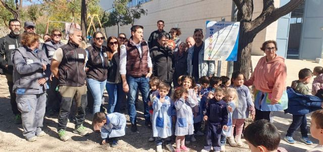 Los ni&ntilde;os de la Estación inauguran el equipamiento del parque infantil de la barriada