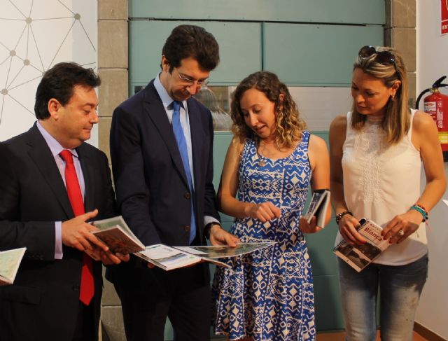 Juan Carlos Ruiz presenta un libro con diez rutas para conocer la riqueza cultural y natural del municipio de Blanca