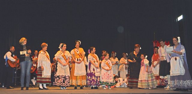 Bailes, música y colorido en la decimosexta edición del Certamen de Folklore Villa de Blanca