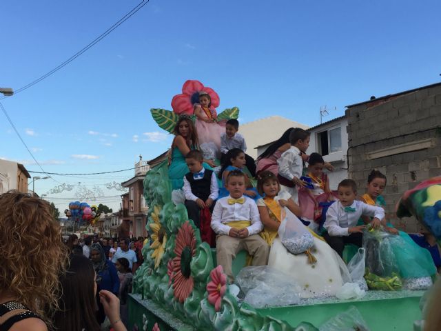 El desfile de carrozas llena de colorido las fiestas en honor a la Virgen del Pilar 2015