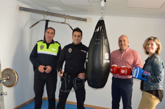 Policía Local recibe material deportivo cedido por el Club Murciano de Boxeo