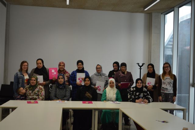 Quince mujeres marroquíes comienzan un curso de Castellano para inmigrantes en Blanca