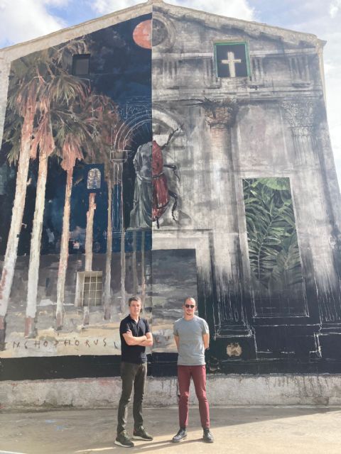 El artista urbano internacional Gonzalo Borondo inaugura un mural en Blanca destinado a dar la bienvenida los visitantes