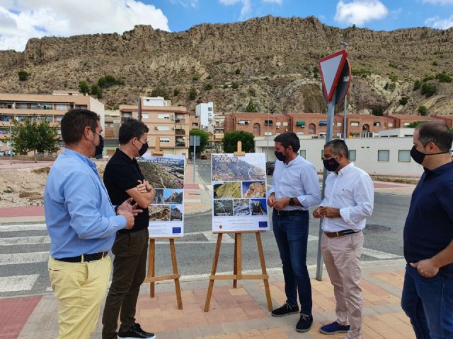 La Comunidad invierte 613.000 euros en obras de consolidación de laderas en Blanca para evitar la caída de grandes rocas