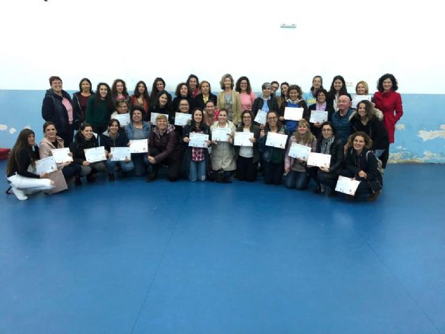 Más de 40 mujeres participan en un curso de defensa personal femenina en Blanca