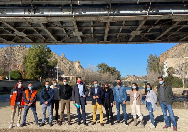 La Comunidad sustituye las redes de abastecimiento de agua a su paso por el Puente de Hierro de Blanca