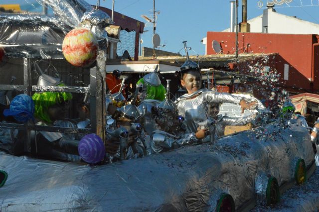 El desfile de carrozas pone fin a las fiestas del Pilar en la Estación de Blanca