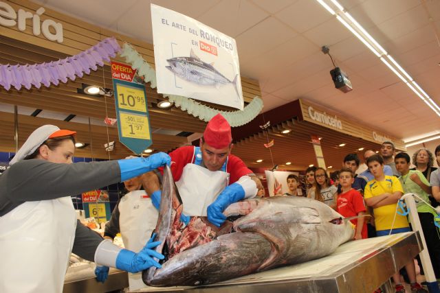 Grupo DIA organiza una exhibición del ronqueo del atún rojo en Bullas