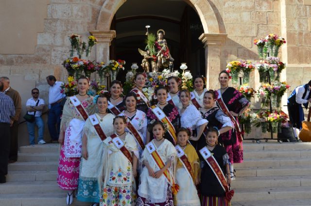 Más de medio centenar de blanqueños participan en la ofrenda de flores y frutos a San Roque