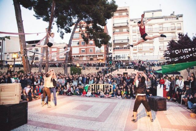 Blanca acoge el espectáculo circense ´Todo En-Caja´ de la compañía murciana Up Arte que se verá por primera vez en la Región de Murcia