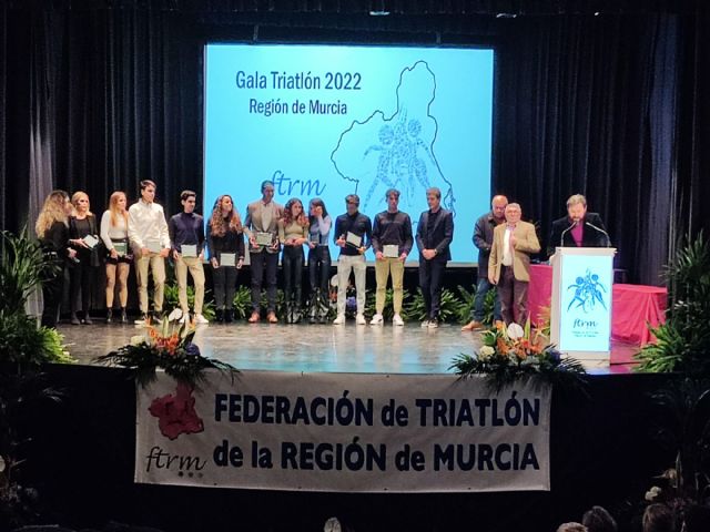 La Federación de Triatlón premia a los mejores deportistas de la temporada 2022 en una gala celebrada en el Teatro Victoria de Blanca