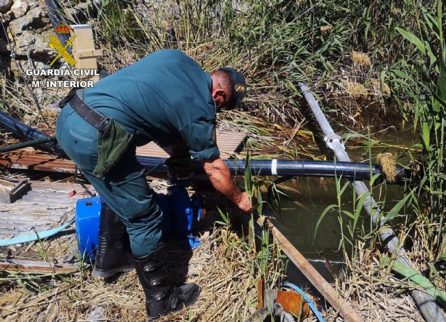 La Guardia Civil investiga a una persona por la captación ilegal de agua de la rambla El Salar