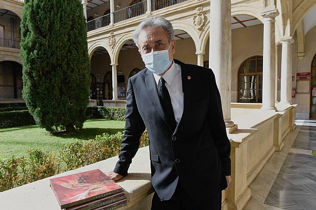 La UMU presenta el libro “Naturae de las Tierras de Murcia” de Pedro Cano para conmemorar los 15 años de su doctor honoris causa