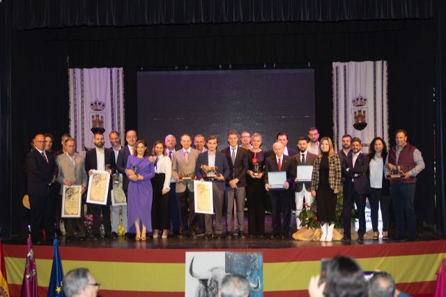 El Ayuntamiento de Blanca entrega los premios, distinciones y menciones del 'II Certamen de novilladas Villa de Blanca'